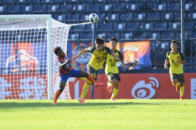 意昂体育-被头球砸垮的广州青年军 两场净吞5弹弱点屡暴露