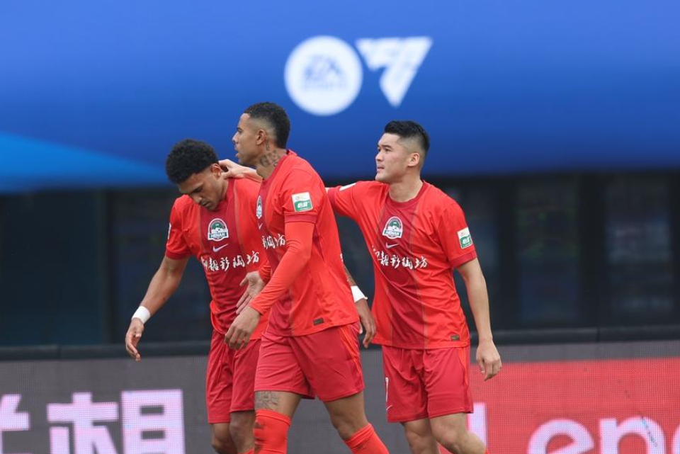 意昂体育平台官网-中超最新积分战报：成都蓉城登顶，上海海港狂轰4球，河南两连胜