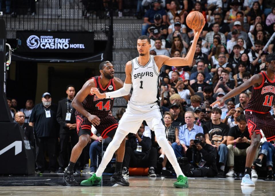 意昂体育官网-文班41+16+3帽！马刺横扫公牛豪取9连胜 近27战25胜追雷霆